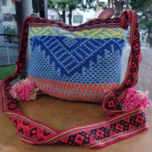 Bolsa De Ombro Peruana de lã com Pom-pom