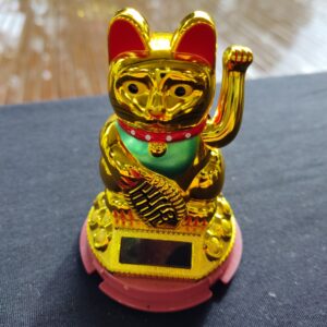 Maneki Neko Gato da Sorte Dourado Solar 9cm