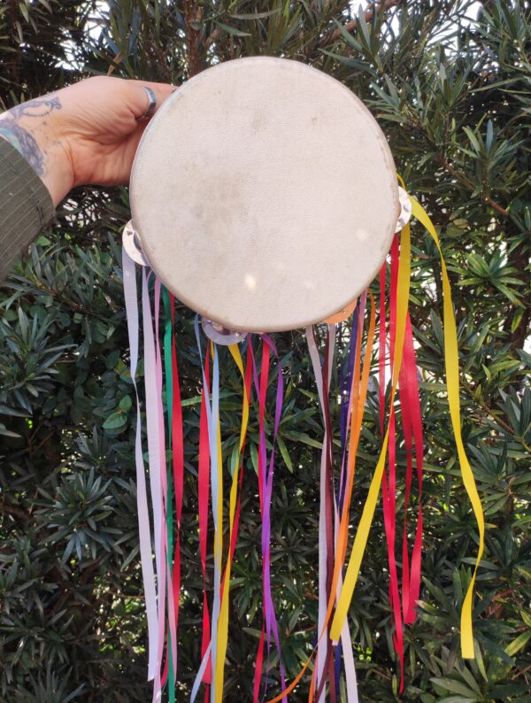 Pandeiro Cigano de couro com fitas coloridas