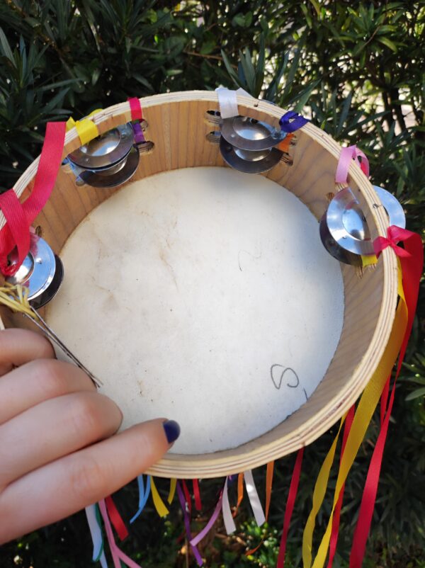 Pandeiro Cigano de couro com fitas coloridas - Image 3