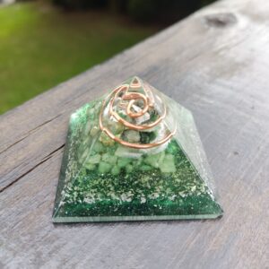 Orgonite pirâmide da saúde 4,5cm – quartzo verde e esmeralda