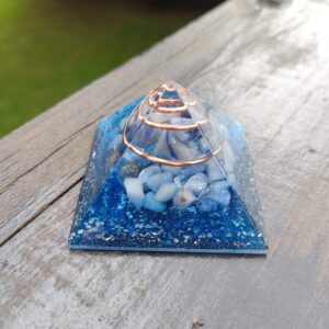 Orgonite pirâmide da tranquilidade 4,5cm – quartzo azul e sodalita