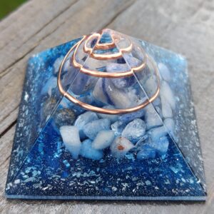 Orgonite pirâmide da tranquilidade 4,5cm – quartzo azul e sodalita