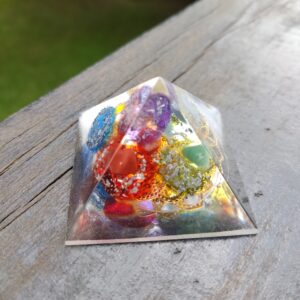 Orgonite Pirâmide 7 Chakras com Cristais 4,5 cm