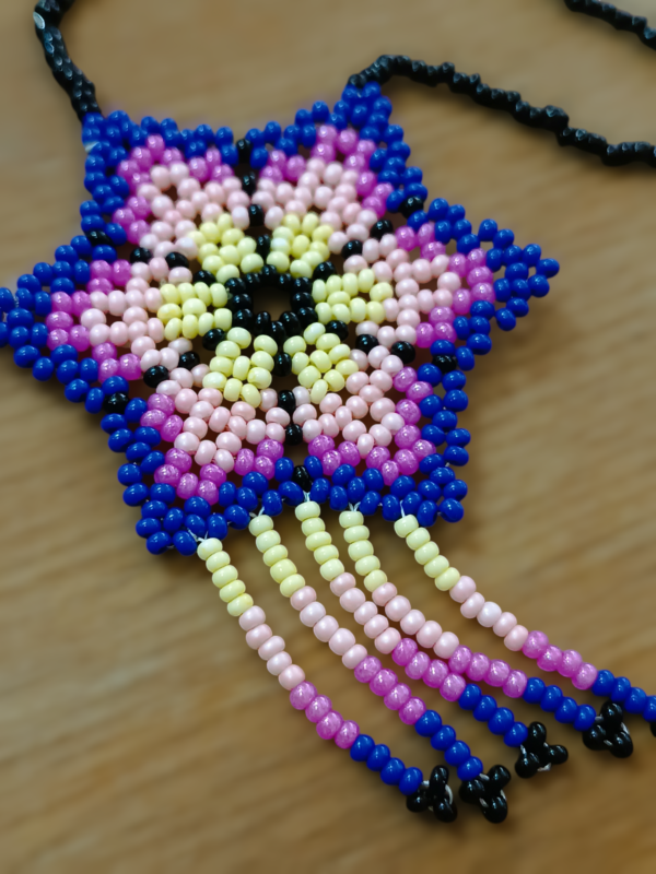 Colar feito com miçangas Flor estilo Étnico Peruano Violeta - Image 2
