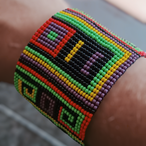 Pulseira étnica de miçangas Inka vermelho e preto