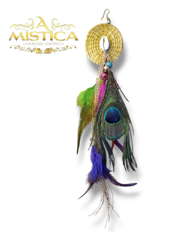 Brinco de Capim Dourado com Búzio e Pena de Pavão