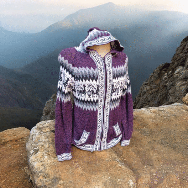 Jaqueta de lã Peruana Unissex Roxo com detalhes em tons acinzentados - Image 2